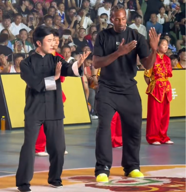 咏春卡!伦纳德现场学习咏春拳,一招一式和抱拳礼都有模有样