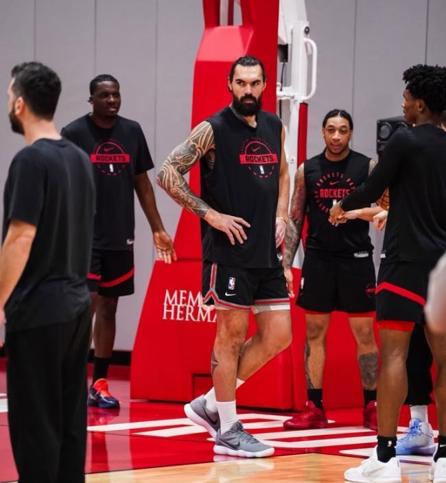 开云体育官方网站-亚当斯长期缺战，火箭不签中锋反追后卫？斯通不慌：3中锋够用了