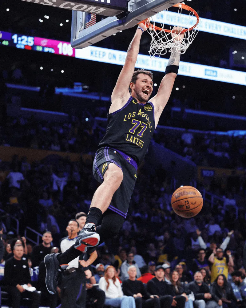 开云体育app入口-双手爆扣！NBA官方晒出东契奇今日双手飞扣照：微笑的卢卡